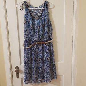 Sleeveless dress with stretchy waistline and belt